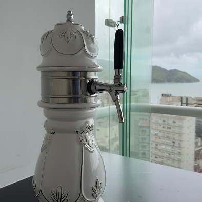 Projeto 03 — Adega sob escada com nichos em madeira